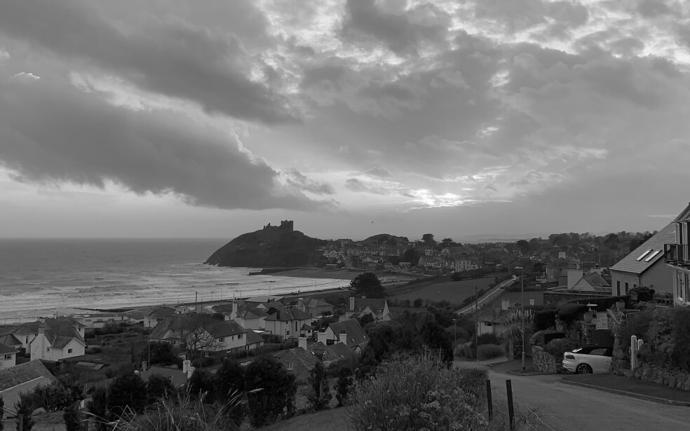 Imagen en blanco y negro de un pueblo costero